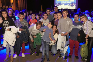 Serafín Zubiri, el Coro de Isterria, La Tribu Obembe y Javier Erro se subieron al escenario de la sala Zentral de Pamplona para participar en el concierto solidario organizado por Fundación Juan Bonal. La iniciativa que ha servido para colaborar en el día a día del centro “Elsie Gaches” en Filipinas, hogar que atiende de forma permanente a 625 niñas y niños con diferentes tipos de discapacidad física y psíquica.