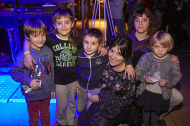 Serafín Zubiri, el Coro de Isterria, La Tribu Obembe y Javier Erro se subieron al escenario de la sala Zentral de Pamplona para participar en el concierto solidario organizado por Fundación Juan Bonal. La iniciativa que ha servido para colaborar en el día a día del centro “Elsie Gaches” en Filipinas, hogar que atiende de forma permanente a 625 niñas y niños con diferentes tipos de discapacidad física y psíquica.