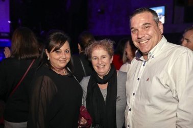 Serafín Zubiri, el Coro de Isterria, La Tribu Obembe y Javier Erro se subieron al escenario de la sala Zentral de Pamplona para participar en el concierto solidario organizado por Fundación Juan Bonal. La iniciativa que ha servido para colaborar en el día a día del centro “Elsie Gaches” en Filipinas, hogar que atiende de forma permanente a 625 niñas y niños con diferentes tipos de discapacidad física y psíquica.