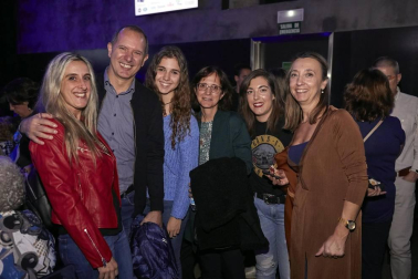 Serafín Zubiri, el Coro de Isterria, La Tribu Obembe y Javier Erro se subieron al escenario de la sala Zentral de Pamplona para participar en el concierto solidario organizado por Fundación Juan Bonal. La iniciativa que ha servido para colaborar en el día a día del centro “Elsie Gaches” en Filipinas, hogar que atiende de forma permanente a 625 niñas y niños con diferentes tipos de discapacidad física y psíquica.