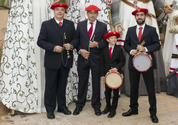 La Semana gastronómica de Viana, que este año ha alcanzado la edición número veinte, se ha centrado en esta ocasión en los fogones tradicionales y por ello ha llevado por título: “El Puchero de la Abuela”. Entre las actividades programadas, el domingo 28 se celebró la V concentración de Gigantes por el Casco antiguo.