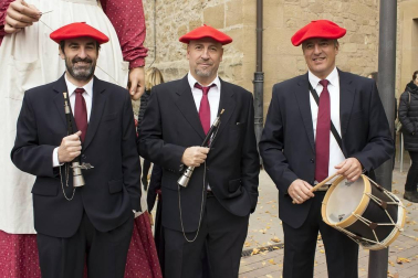 La Semana gastronómica de Viana, que este año ha alcanzado la edición número veinte, se ha centrado en esta ocasión en los fogones tradicionales y por ello ha llevado por título: “El Puchero de la Abuela”. Entre las actividades programadas, el domingo 28 se celebró la V concentración de Gigantes por el Casco antiguo.
