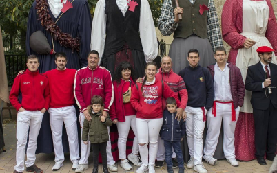 La Semana gastronómica de Viana, que este año ha alcanzado la edición número veinte, se ha centrado en esta ocasión en los fogones tradicionales y por ello ha llevado por título: “El Puchero de la Abuela”. Entre las actividades programadas, el domingo 28 se celebró la V concentración de Gigantes por el Casco antiguo.