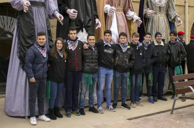 La Semana gastronómica de Viana, que este año ha alcanzado la edición número veinte, se ha centrado en esta ocasión en los fogones tradicionales y por ello ha llevado por título: “El Puchero de la Abuela”. Entre las actividades programadas, el domingo 28 se celebró la V concentración de Gigantes por el Casco antiguo.