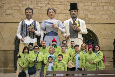 La Semana gastronómica de Viana, que este año ha alcanzado la edición número veinte, se ha centrado en esta ocasión en los fogones tradicionales y por ello ha llevado por título: “El Puchero de la Abuela”. Entre las actividades programadas, el domingo 28 se celebró la V concentración de Gigantes por el Casco antiguo.