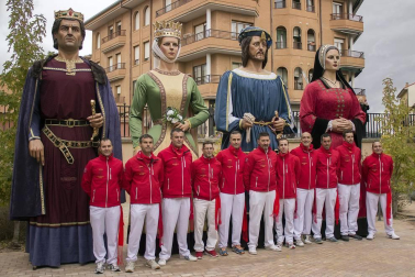 La Semana gastronómica de Viana, que este año ha alcanzado la edición número veinte, se ha centrado en esta ocasión en los fogones tradicionales y por ello ha llevado por título: “El Puchero de la Abuela”. Entre las actividades programadas, el domingo 28 se celebró la V concentración de Gigantes por el Casco antiguo.