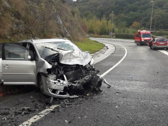 Cinco personas han resultado heridas en un choque frontal entre dos vehículos en la N-121-B, a la altura de Baztan