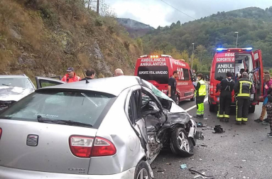 Cinco personas han resultado heridas en un choque frontal entre dos vehículos en la N-121-B, a la altura de Baztan