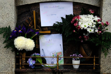Un paseo por el cementerio de Pamplona el día después de Todos los Santos deja imágenes que pueden desgarrar por dentro