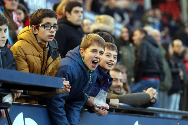 Imágenes del búscate en la grada del Osasuna-Málaga.