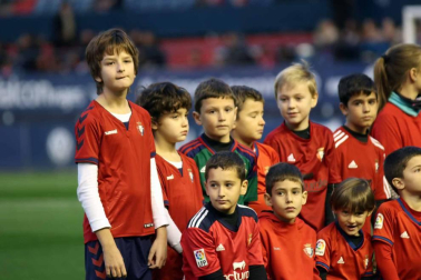 Imágenes del búscate en la grada del Osasuna-Málaga.