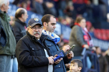 Imágenes del búscate en la grada del Osasuna-Málaga.