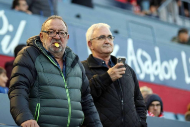 Imágenes del búscate en la grada del Osasuna-Málaga.