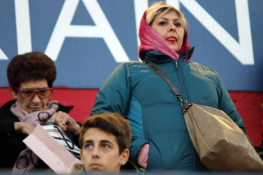 Imágenes del búscate en la grada del Osasuna-Málaga.