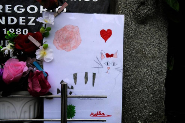 Un paseo por el cementerio de Pamplona el día después de Todos los Santos deja imágenes que pueden desgarrar por dentro