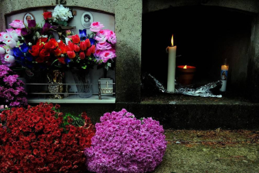 Un paseo por el cementerio de Pamplona el día después de Todos los Santos deja imágenes que pueden desgarrar por dentro