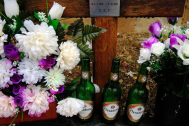 Un paseo por el cementerio de Pamplona el día después de Todos los Santos deja imágenes que pueden desgarrar por dentro
