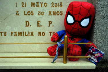Un paseo por el cementerio de Pamplona el día después de Todos los Santos deja imágenes que pueden desgarrar por dentro