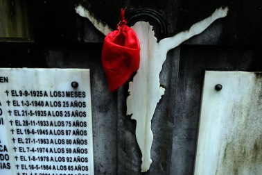 Un paseo por el cementerio de Pamplona el día después de Todos los Santos deja imágenes que pueden desgarrar por dentro