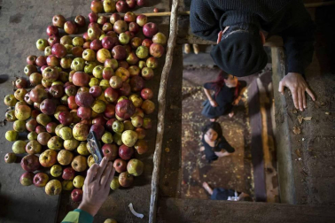 Arizkun revive la elaboración de la sidra a la vieja usanza con el método Kirikoketa, triturando la manzana a ritmo de mazas sincronizadas. Se machacaron un total de 1.500 kilos de manzanas en el lagar Gamioxarrea del siglo XVIII ahora restaurado