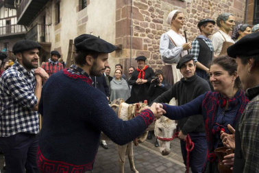 Arizkun revive la elaboración de la sidra a la vieja usanza con el método Kirikoketa, triturando la manzana a ritmo de mazas sincronizadas. Se machacaron un total de 1.500 kilos de manzanas en el lagar Gamioxarrea del siglo XVIII ahora restaurado