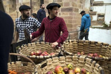 Arizkun revive la elaboración de la sidra a la vieja usanza con el método Kirikoketa, triturando la manzana a ritmo de mazas sincronizadas. Se machacaron un total de 1.500 kilos de manzanas en el lagar Gamioxarrea del siglo XVIII ahora restaurado