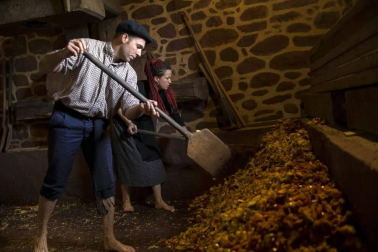 Arizkun revive la elaboración de la sidra a la vieja usanza con el método Kirikoketa, triturando la manzana a ritmo de mazas sincronizadas. Se machacaron un total de 1.500 kilos de manzanas en el lagar Gamioxarrea del siglo XVIII ahora restaurado