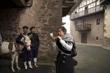 Arizkun revive la elaboración de la sidra a la vieja usanza con el método Kirikoketa, triturando la manzana a ritmo de mazas sincronizadas. Se machacaron un total de 1.500 kilos de manzanas en el lagar Gamioxarrea del siglo XVIII ahora restaurado