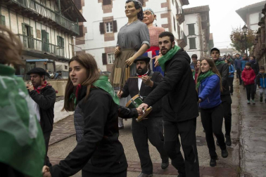 Arizkun revive la elaboración de la sidra a la vieja usanza con el método Kirikoketa, triturando la manzana a ritmo de mazas sincronizadas. Se machacaron un total de 1.500 kilos de manzanas en el lagar Gamioxarrea del siglo XVIII ahora restaurado