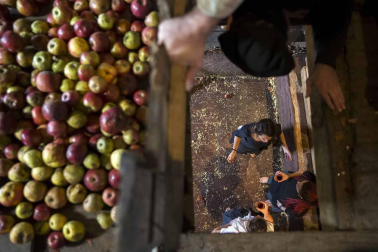 Arizkun revive la elaboración de la sidra a la vieja usanza con el método Kirikoketa, triturando la manzana a ritmo de mazas sincronizadas. Se machacaron un total de 1.500 kilos de manzanas en el lagar Gamioxarrea del siglo XVIII ahora restaurado