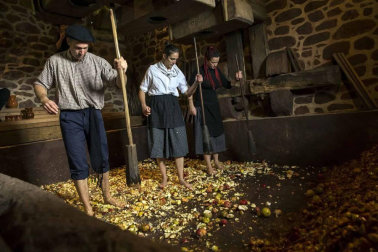 Arizkun revive la elaboración de la sidra a la vieja usanza con el método Kirikoketa, triturando la manzana a ritmo de mazas sincronizadas. Se machacaron un total de 1.500 kilos de manzanas en el lagar Gamioxarrea del siglo XVIII ahora restaurado
