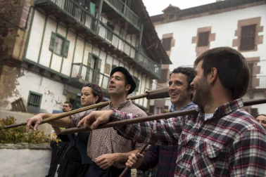 Arizkun revive la elaboración de la sidra a la vieja usanza con el método Kirikoketa, triturando la manzana a ritmo de mazas sincronizadas. Se machacaron un total de 1.500 kilos de manzanas en el lagar Gamioxarrea del siglo XVIII ahora restaurado