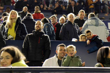 Imágenes del búscate en la grada del Osasuna-Málaga.
