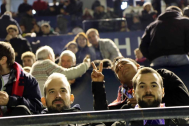 Imágenes del búscate en la grada del Osasuna-Málaga.