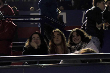 Imágenes del búscate en la grada del Osasuna-Málaga.