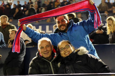 Imágenes del búscate en la grada del Osasuna-Málaga.