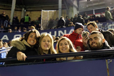 Imágenes del búscate en la grada del Osasuna-Málaga.
