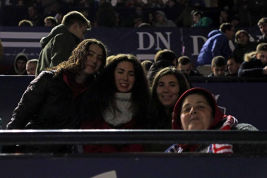 Imágenes del búscate en la grada del Osasuna-Málaga.