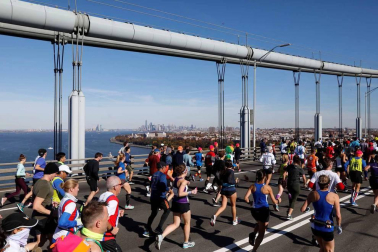 La atleta keniana Mary Keitany ganó este domingo por cuarta vez el maratón de Nueva York, donde había encadenado tres victorias seguidas entre 2014 y 2016, mientras que en hombres el etíope Lelisa Desisa se estrenó como campeón.