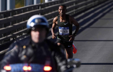La atleta keniana Mary Keitany ganó este domingo por cuarta vez el maratón de Nueva York, donde había encadenado tres victorias seguidas entre 2014 y 2016, mientras que en hombres el etíope Lelisa Desisa se estrenó como campeón.