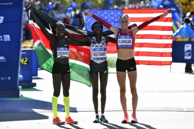 La atleta keniana Mary Keitany ganó este domingo por cuarta vez el maratón de Nueva York, donde había encadenado tres victorias seguidas entre 2014 y 2016, mientras que en hombres el etíope Lelisa Desisa se estrenó como campeón.
