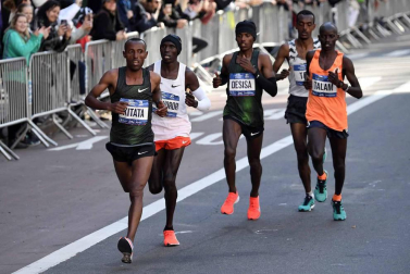 La atleta keniana Mary Keitany ganó este domingo por cuarta vez el maratón de Nueva York, donde había encadenado tres victorias seguidas entre 2014 y 2016, mientras que en hombres el etíope Lelisa Desisa se estrenó como campeón.