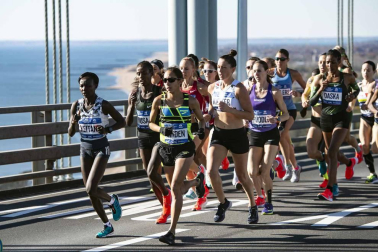 La atleta keniana Mary Keitany ganó este domingo por cuarta vez el maratón de Nueva York, donde había encadenado tres victorias seguidas entre 2014 y 2016, mientras que en hombres el etíope Lelisa Desisa se estrenó como campeón.