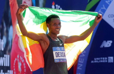 La atleta keniana Mary Keitany ganó este domingo por cuarta vez el maratón de Nueva York, donde había encadenado tres victorias seguidas entre 2014 y 2016, mientras que en hombres el etíope Lelisa Desisa se estrenó como campeón.
