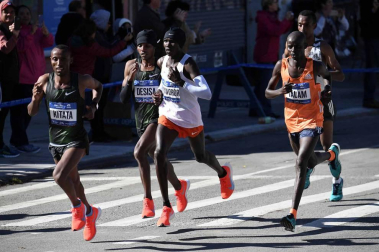La atleta keniana Mary Keitany ganó este domingo por cuarta vez el maratón de Nueva York, donde había encadenado tres victorias seguidas entre 2014 y 2016, mientras que en hombres el etíope Lelisa Desisa se estrenó como campeón.