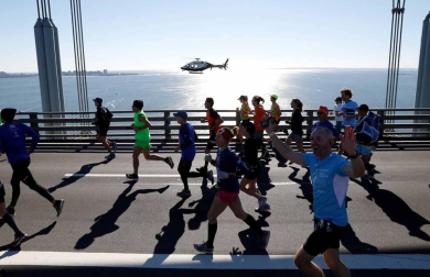 La atleta keniana Mary Keitany ganó este domingo por cuarta vez el maratón de Nueva York, donde había encadenado tres victorias seguidas entre 2014 y 2016, mientras que en hombres el etíope Lelisa Desisa se estrenó como campeón.