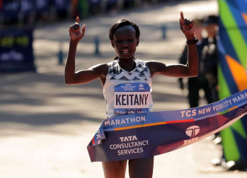 La atleta keniana Mary Keitany ganó este domingo por cuarta vez el maratón de Nueva York, donde había encadenado tres victorias seguidas entre 2014 y 2016, mientras que en hombres el etíope Lelisa Desisa se estrenó como campeón.