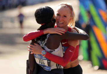 La atleta keniana Mary Keitany ganó este domingo por cuarta vez el maratón de Nueva York, donde había encadenado tres victorias seguidas entre 2014 y 2016, mientras que en hombres el etíope Lelisa Desisa se estrenó como campeón.