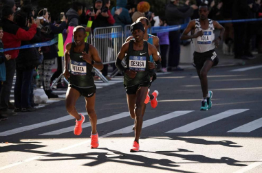 La atleta keniana Mary Keitany ganó este domingo por cuarta vez el maratón de Nueva York, donde había encadenado tres victorias seguidas entre 2014 y 2016, mientras que en hombres el etíope Lelisa Desisa se estrenó como campeón.