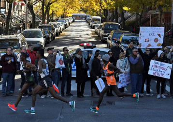 La atleta keniana Mary Keitany ganó este domingo por cuarta vez el maratón de Nueva York, donde había encadenado tres victorias seguidas entre 2014 y 2016, mientras que en hombres el etíope Lelisa Desisa se estrenó como campeón.